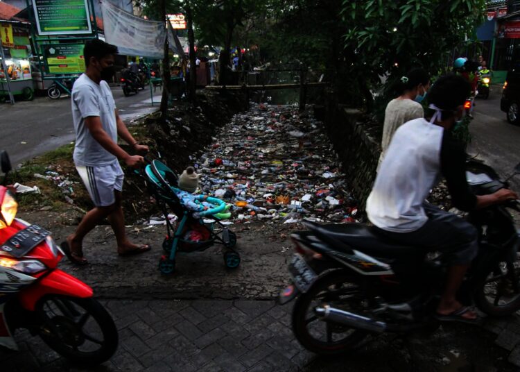 Potret Kali Sipon Cipondoh yang Penuh Tumpukan Sampah