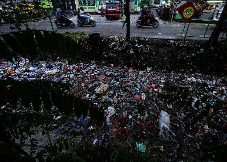 Potret Kali Sipon Cipondoh yang Penuh Tumpukan Sampah