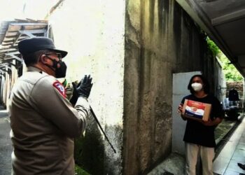 Kakorlantas Bagikan Paket Sembako Kepada Mahasiswa Rantau di Tangsel