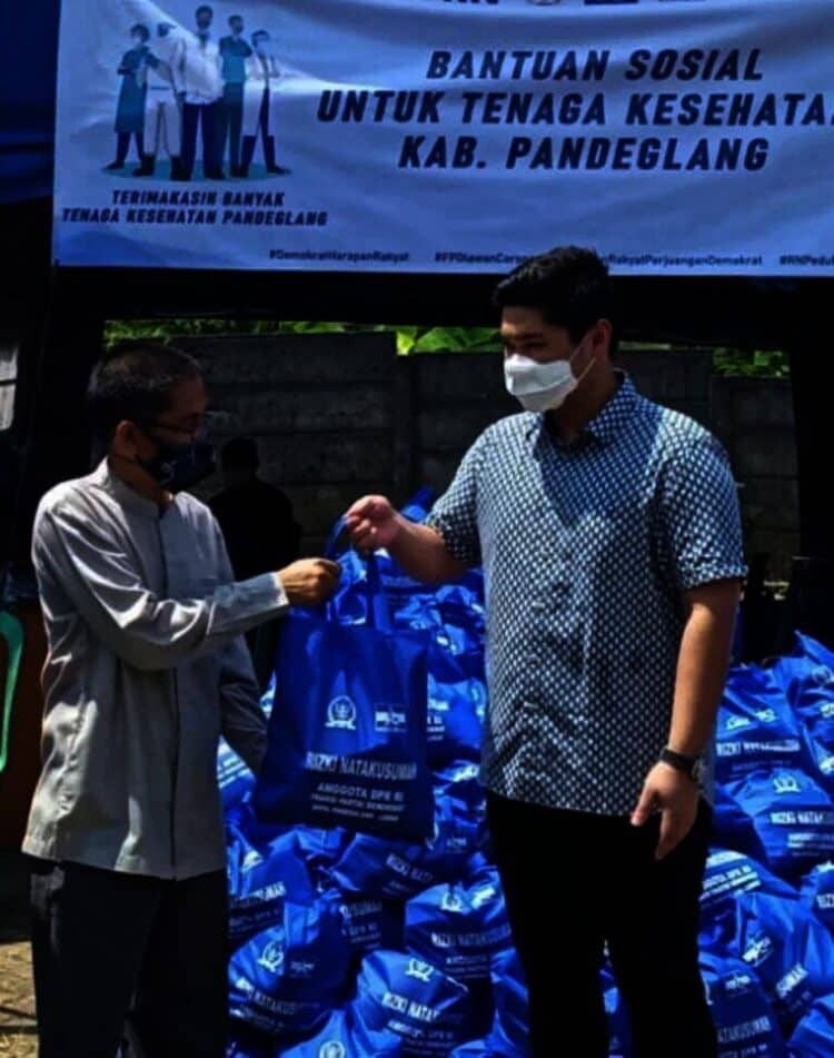 SALURKAN BANTUAN UNTUK NAKES–Anggota DPR RI dari Fraksi Partai Demokrat, Rizki Natakusumah, secara simbolis serahkan bantuan kepada Dirut RSUD Berkah Pandeglang, Sabtu (14/8/2021) lalu. (ISTIMEWA)