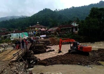 Sempat Putus, Jembatan Ciladaeun Lebak Sudah Kembali Digunakan