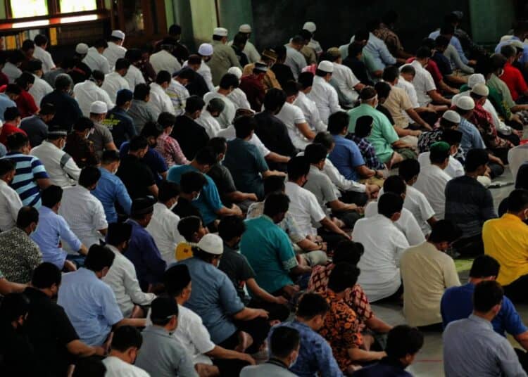 Potret Masjid Al-Azhom Tangerang Kembali Gelar Salat Jumat