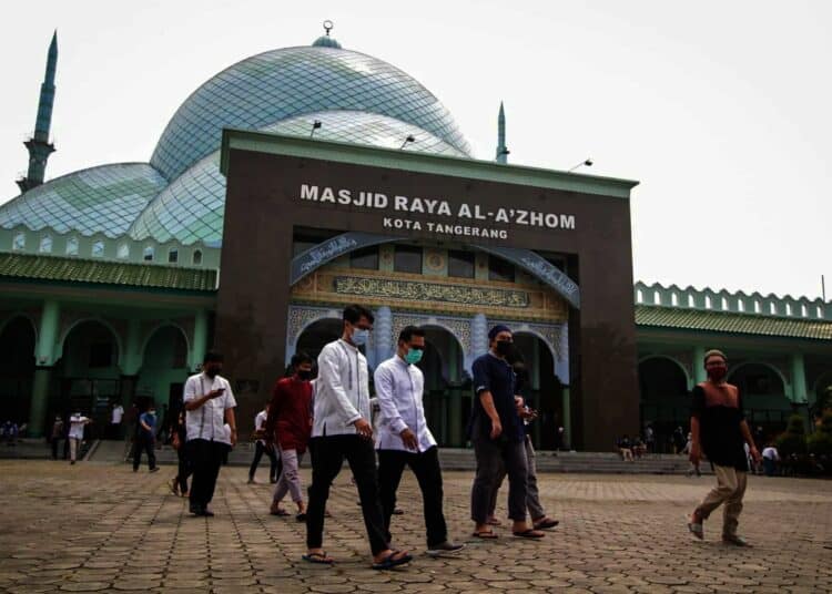 Potret Masjid Al-Azhom Tangerang Kembali Gelar Salat Jumat