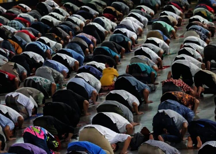 Potret Masjid Al-Azhom Tangerang Kembali Gelar Salat Jumat