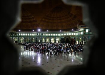 Potret Masjid Al-Azhom Tangerang Kembali Gelar Salat Jumat