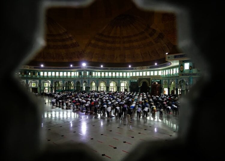 Potret Masjid Al-Azhom Tangerang Kembali Gelar Salat Jumat