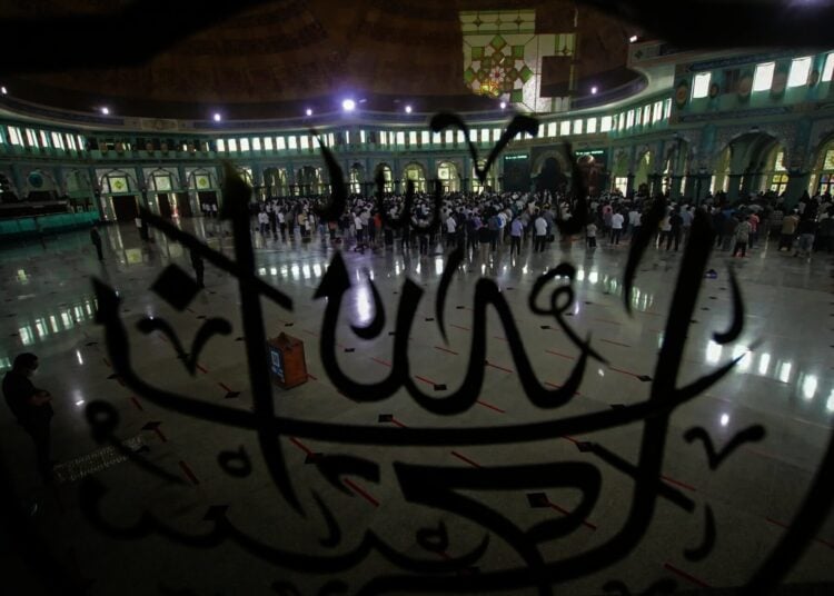 Potret Masjid Al-Azhom Tangerang Kembali Gelar Salat Jumat