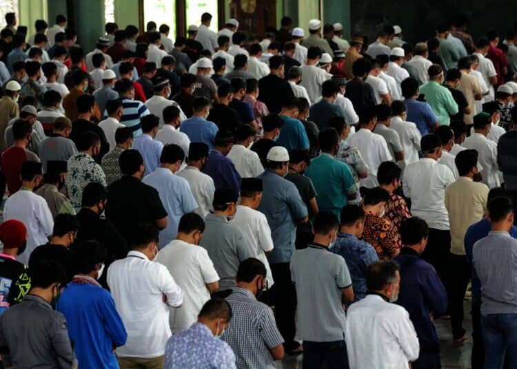 Potret Masjid Al-Azhom Tangerang Kembali Gelar Salat Jumat