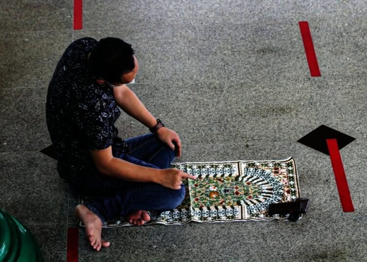 Potret Masjid Al-Azhom Tangerang Kembali Gelar Salat Jumat