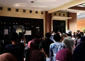 Warga Sindang Jaya Berkerumun Saat Vaksinasi