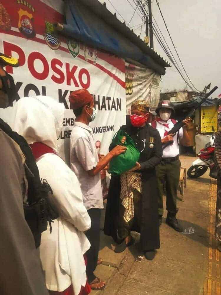 Sambut HUT RI ke-76, Kades Gembong Bagikan Sembako dan Masker