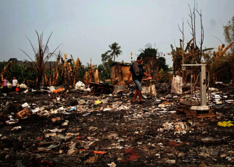 Potret Aktivitas Warga Terdampak Kebakaran di Jurang Mangu Timur
