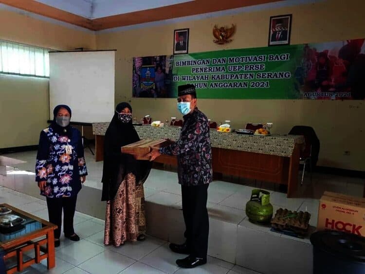 Penerima program Usaha Ekonomi Produktif (UEP) dan Perempuan Rawan Sosial Ekonomoi (PRSE), diberi bimbingan dan motivasi, sekaligus bantuan modal usaha, Kamis (12/8/2021). (ISTIMEWA)