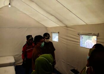 SERAHKAN BANTUAN–Yayasan Care Peduli (sebelumnya ditulis PT PT Victoria Care Indonesia), menyerahkan bantuan tenda tekanan negatif untuk empat Pusat Kesehatan Masyarakat (Puskesmas) di Kabupaten Serang, Selasa (3/8/2021). (ISTIMEWA)