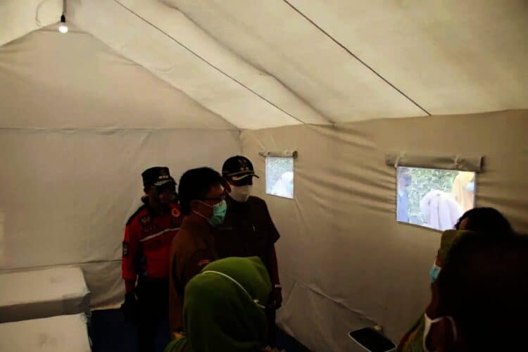 SERAHKAN BANTUAN–Yayasan Care Peduli (sebelumnya ditulis PT PT Victoria Care Indonesia), menyerahkan bantuan tenda tekanan negatif untuk empat Pusat Kesehatan Masyarakat (Puskesmas) di Kabupaten Serang, Selasa (3/8/2021). (ISTIMEWA)