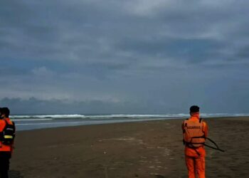 Tim Basarnas Banten, siap-siap melakukan pencarian awak kalap yang tenggelam di Pulau Deli, Senin (2/8/2021). (ISTIMEWA)