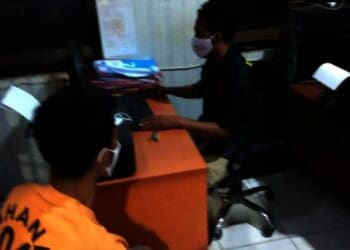DIPERIKSA–Tersangka judi, diperiksa di Mapolsek Carenang, usai digerebek di teras kantor Desa Lamaran, Kecamatan Binuang, Kabupaten Serang, Selasa (17/8/2021). (ISTIMEWA)