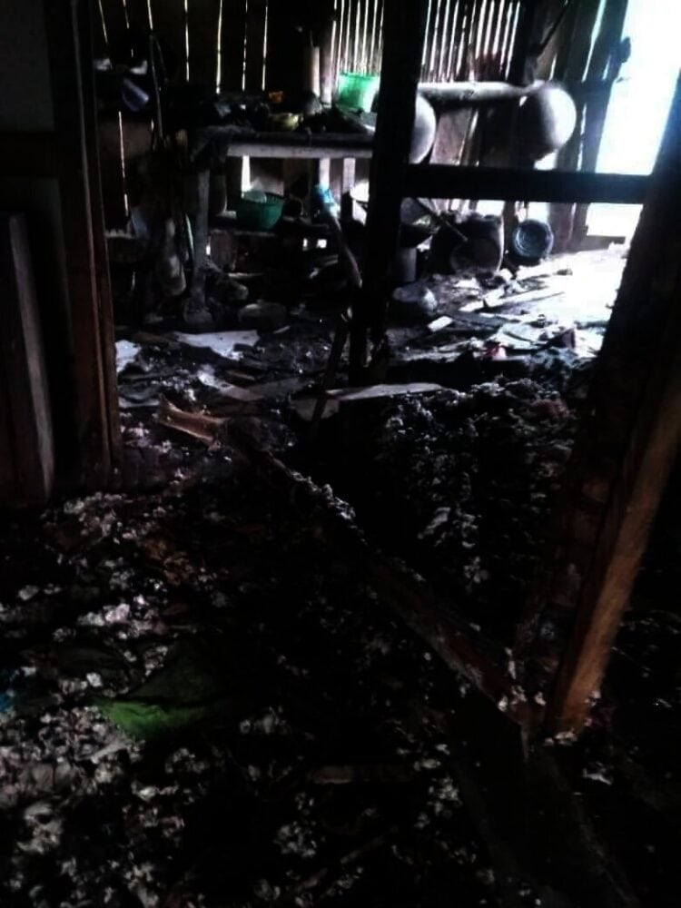 PUING – PUING SISA KEBAKARAN–Rumah Marni (75), warga Kampung Cihayam, RT 02 RW 07, Desa Cikolelet, Kecamatan Cinangka, Kabupaten Serang, ludes terbakar, Minggu (1/8/2021). Terlihat, sisa puing – puing akibat kebakaran itu. (ISTIMEWA)