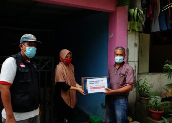 Forsamik dan Yayasan Menebar Kebaikan Beri Sembako Warga Isoman di RW 06 Kelurahan Tigaraksa