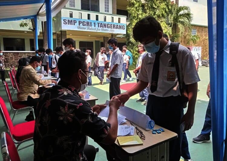Ratusan Pelajar SMP PGRI 1 Tangerang Divaksin