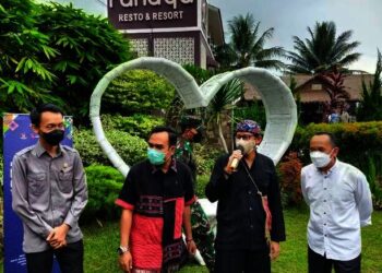 Ikut Pakai Baju Adat Baduy, Sandiaga Uno: Seluruh Platform E Commerce Kehabisan Stok