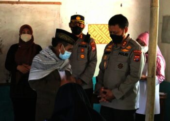 BAKSOS–Kapolda Banten Irjen  Pol. Dr. Rudy Heriyanto Adi Nugroho, didampingi Kapolres Pandeglang AKBP Belny Warlansyah dan Bupati Pandeglang Irna Narulita, membagikan bantuan tas di Kecamatan Banjar, Kabupaten Pandeglang, Kamis (30/9/2021). (ISTIMEWA)