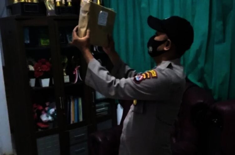 AMANKAN LOGISTIK PILKADES–Personel Polsek Cibaliung, sedang mengamankan logistik Pilkades, di kantor Kecamatan Cibaliung. (ISTIMEWA)