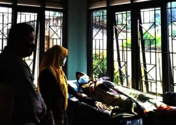VAKSINASI IBU HAMIL DAN MENYUSUI–Seorang ibu hamil sedang berbaring, hendak divaksin Covid-19, di Sekretariat IBI Kabupaten Pandeglang, Sabtu (4/9/2021). (ISTIMEWA)