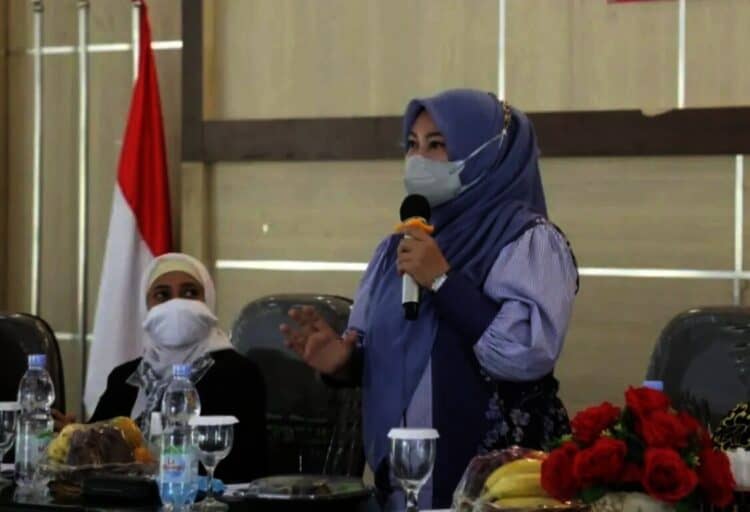 SAMBUTAN–Bupati Pandeglang Irna Narulita, menyampaikan sambutan di acara Penguatan Kapasitas Kaukus Perempuan Politik Indonesia dan Kaukus Perempuan Parlemen Kabupaten Pandeglang Periode 2021 – 2026,  di Pendopo Pandeglang, Sabtu (4/9/2021). (NIPAL SUTIANA/SATELITNEWS.ID)
