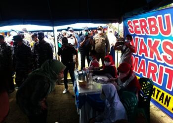 VAKSINASI–Kepala Staf Kolinlamil Laksamana Pertama TNI, Dwika Tjahja Setiawan, bersama Bupati Pandeglang Irna Narulita, meninjau kegiatan vaksinasi di salah satu lokasi wisata di Caringin, Kabupaten Pandeglang, Senin (6/9/2021). (NIPAL SUTIANA/SATELITNEWS.ID)