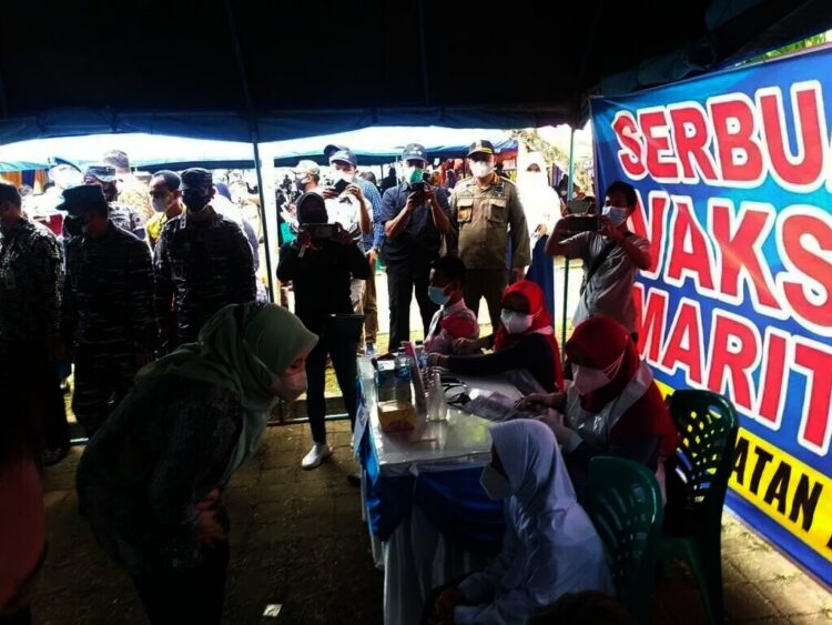 VAKSINASI–Kepala Staf Kolinlamil Laksamana Pertama TNI, Dwika Tjahja Setiawan, bersama Bupati Pandeglang Irna Narulita, meninjau kegiatan vaksinasi di salah satu lokasi wisata di Caringin, Kabupaten Pandeglang, Senin (6/9/2021). (NIPAL SUTIANA/SATELITNEWS.ID)