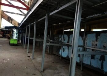 KOSONG–Bangunan kios di gedung shelter tsunami Labuan, terlihat sepi dan tak ada PKL yang menempati bangunan tersebut, Senin (6/9/2021). (NIPAL SUTIANA/SATELITNEWS.ID)