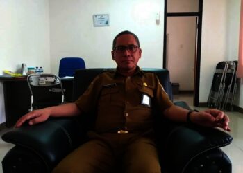 WAWANCARA–Kepala DPUPR Pandeglang, Asep Rahmat, sedang di wawancara wartawan, di ruang kerjanya, Selasa (7/9/2021). (NIPAL SUTIANA/SATELITNEWS.ID)
