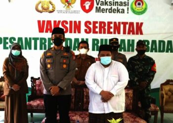 VAKSINASI–Kapolres Pandeglang, AKBP Belny Warlansyah, foto bersama dengan pimpinan Ponpes Al Mumin dan jajarannya, usai meninjau kegiatan vakinasi di Ponpes Al Mumin Cikeusik, Kabupaten Pandeglang, Selasa (7/9/2021). (ISTIMEWA)