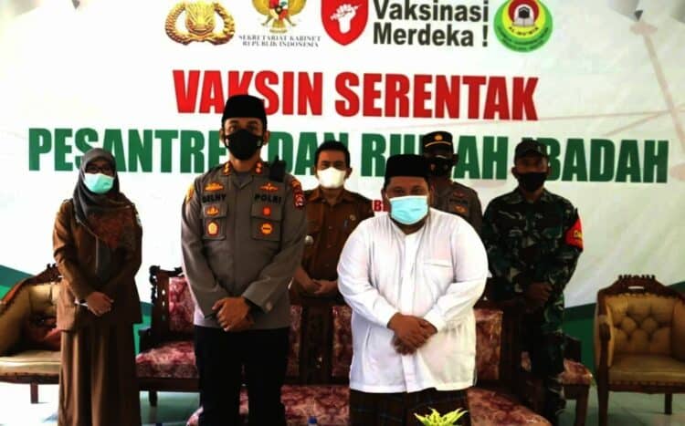 VAKSINASI–Kapolres Pandeglang, AKBP Belny Warlansyah, foto bersama dengan pimpinan Ponpes Al Mumin dan jajarannya, usai meninjau kegiatan vakinasi di Ponpes Al Mumin Cikeusik, Kabupaten Pandeglang, Selasa (7/9/2021). (ISTIMEWA)
