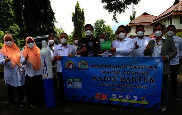 TERIMA BANTUAN–Wabup Pandeglang, Tanto Warsono Arban, didampingi jajarannya, secara simbolis menerima bantuan tabung oksigen dan regulator dari Kadin Banten, di lingkungan Pendopo Bupati Pandeglang, Rabu (8/9/2021). (NIPAL SUTIANA/SATELITNEWS.ID)
