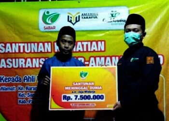 SANTUNAN KEMATIAN–Wakil Ketua DPRD Pandeglang, Tubagus Asep Rafiudin Arief (kanan), secara simbolis menyerahkan bantuan santunan kematian, kepada perwakilan ahli waris Ustad Jaja, di kediamannya, Selasa (14/9/2021) malam. (ISTIMEWA)