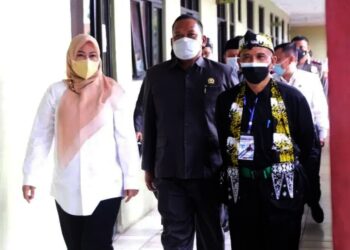MONITORING–Bupati Pandeglang, Irna Narulita, bersama Ketua Komisi I DPRD Pandeglang, Endang Sumantri, didampingi Kepala BKD Pandeglang, Ali Fahmi Sumanta dan jajarannya, di SMPN 1 Karang Tanjung, Rabu (15/9/2021). (ISTIMEWA)