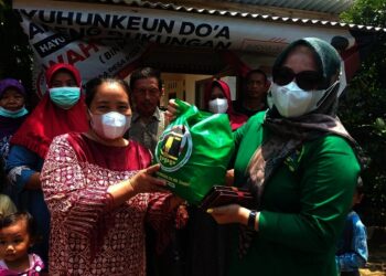 SALURKAN BANTUAN SEMBAKO–Mewakili jajaran pengurus DPP PPP, anggota DPRD Banten, Ida Hamidah, menyerahkan bantuan paket sembako ke warga terdampak banjir bandang di Kampung Rocek Barat RT 10 RW 04, Desa Rocek, Kecamatan Cimanuk, Kabupaten Pandeglang, Kamis (16/9/2021). (NIPAL SUTIANA/SATELITNEWS.ID)