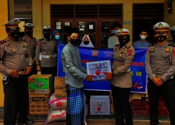 SERAHKAN BANTUAN–Kasat Lantas Polres Pandeglang, AKP Jeany Viadiniati, didampingi jajarannya sedang menyarahkan bantuan paket sembako ke Panti Asuhan Hasanudin, Pandeglang, Jumat (17/9/2021). (NIPAL SUTIANA/SATELITNEWS.ID)
