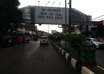 LANGGANAN BANJIR–Jalan Ahmad Yani atau Jalan Raya Pandeglang-Serang, tepatnya di Pasar Pandeglang, Minggu (19/9/2021). Jalan ini yang kerap mengalami banjir, jika hujan lebat mengguyur wilayah sekitar. (NIPAL SUTIANA/SATELITNEWS.ID)