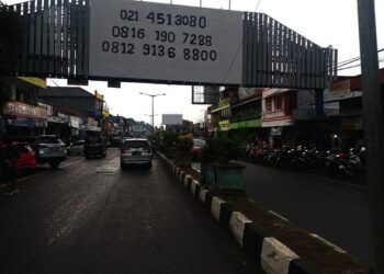 LANGGANAN BANJIR–Jalan Ahmad Yani atau Jalan Raya Pandeglang-Serang, tepatnya di Pasar Pandeglang, Minggu (19/9/2021). Jalan ini yang kerap mengalami banjir, jika hujan lebat mengguyur wilayah sekitar. (NIPAL SUTIANA/SATELITNEWS.ID)