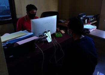 DIPERIKSA–Anggota Satreskrim Polres Pandeglang, sedang memeriksa seorang tersangka pembunuhan, di ruang Reskrim Polres Pandeglang, Kamis (23/9/2021). (ISTIMEWA)