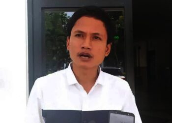 Wakil Ketua Komisi III DPRD Pandeglang, Iing Andri Supriadi, sedang di wawancara wartawan di lingkungan DPRD Pandeglang, Jumat (24/9/2021). (NIPAL SUTIANA/SATELITNEWS.ID)