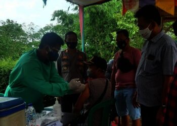 VAKSINASI–Disaksikan Kapolsek dan jajaran lainnya, para pelaku wisata sedang mengikuti vaksinasi Covid-19, di objek wisata pemandian air panas Gunung Torong, Selasa (28/9/2021). (ISTIMEWA)