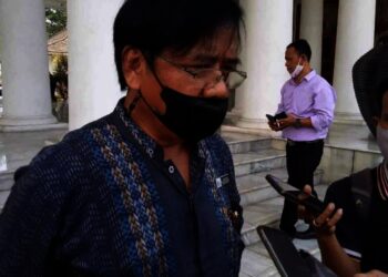 Ketua Perhimpunan Hotel dan Restoran Indonesia (PHRI) Kabupaten Serang, Sukarjo, di wawancara sejumlah wartawan, di halaman Pendopo Bupati Serang, Kamis (16/9/2021). (SIDIK/SATELITNEWS.ID)