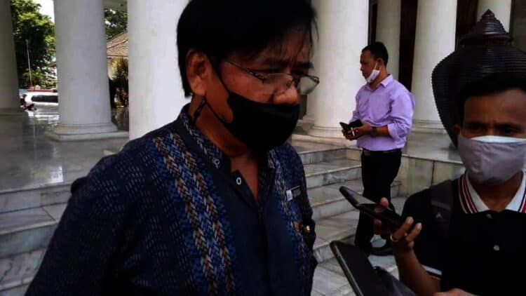 Ketua Perhimpunan Hotel dan Restoran Indonesia (PHRI) Kabupaten Serang, Sukarjo, di wawancara sejumlah wartawan, di halaman Pendopo Bupati Serang, Kamis (16/9/2021). (SIDIK/SATELITNEWS.ID)