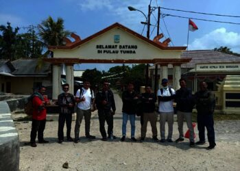 Jajaran Diskominfosatik Kabupaten Serang, berkunjung ke Pulau Tunda, Kamis (23/9/2021). (ISTIMEWA)