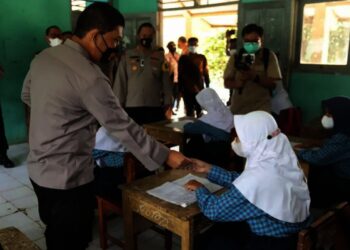 PANTAU PTM–Wakapolda Banten Brigjen Pol Ery Nursatari, memantau kegiatan Pembelajaran Tatap Muka (PTM) di SMPN 2 Tunjung Teja, Kabupaten Serang, Kamis (30/9/2021). (ISTIMEWA)