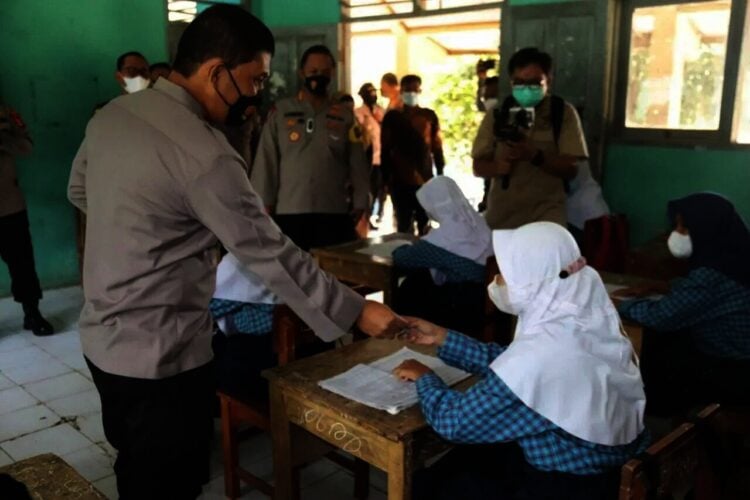 PANTAU PTM–Wakapolda Banten Brigjen Pol Ery Nursatari, memantau kegiatan Pembelajaran Tatap Muka (PTM) di SMPN 2 Tunjung Teja, Kabupaten Serang, Kamis (30/9/2021). (ISTIMEWA)